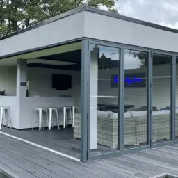 Photo of an outside room wiht aluminium bifolding doors